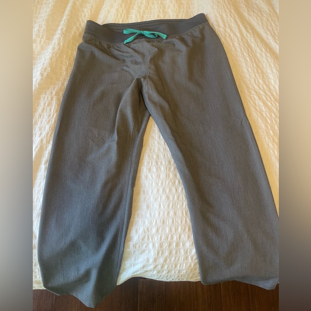 Figs women’s Graphite L/P scrub pants
